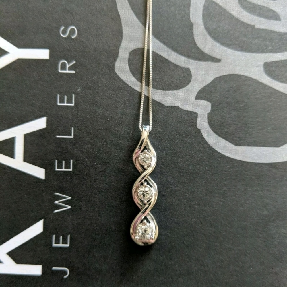White gold 3 diamond necklace - Picture 3 of 3